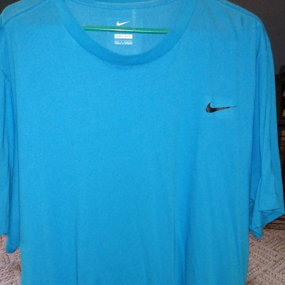 RARE! Size 3XLT Mens Nike Dri-FIT Training Swoosh T-shirt